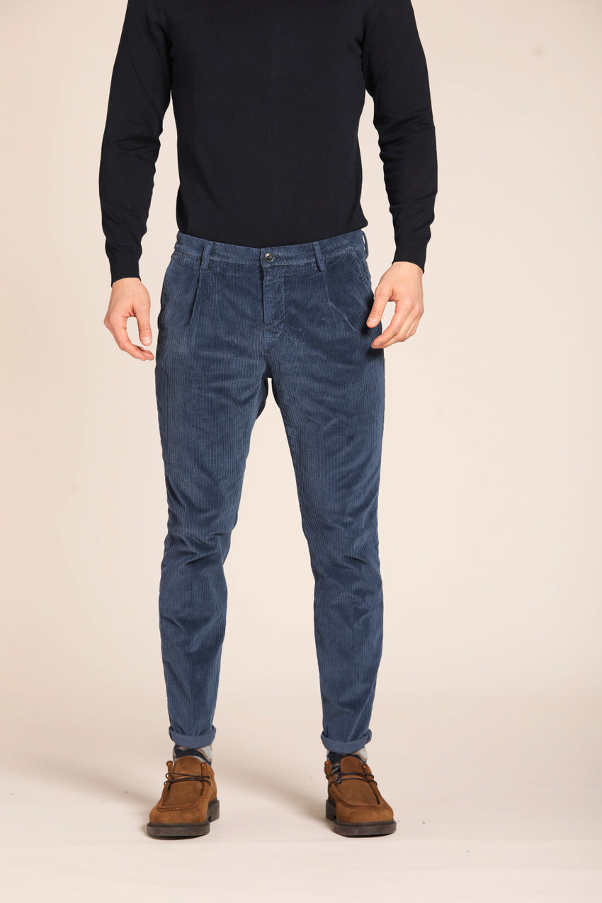 immagine 1 di pantalone chino uomo modello Osaka 1Pinces, in velluto costa francia, di colore blu navy, fit carrot di Mason's