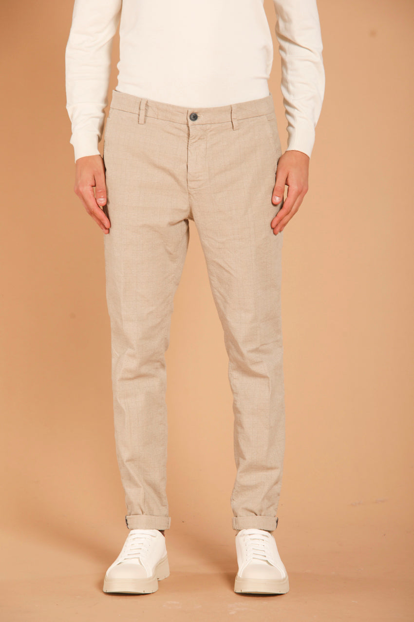 immagine 1 di pantalone chino uomo modello Osaka Style con pattern galles, di colore ghiaccio, fit carrot di Mason's