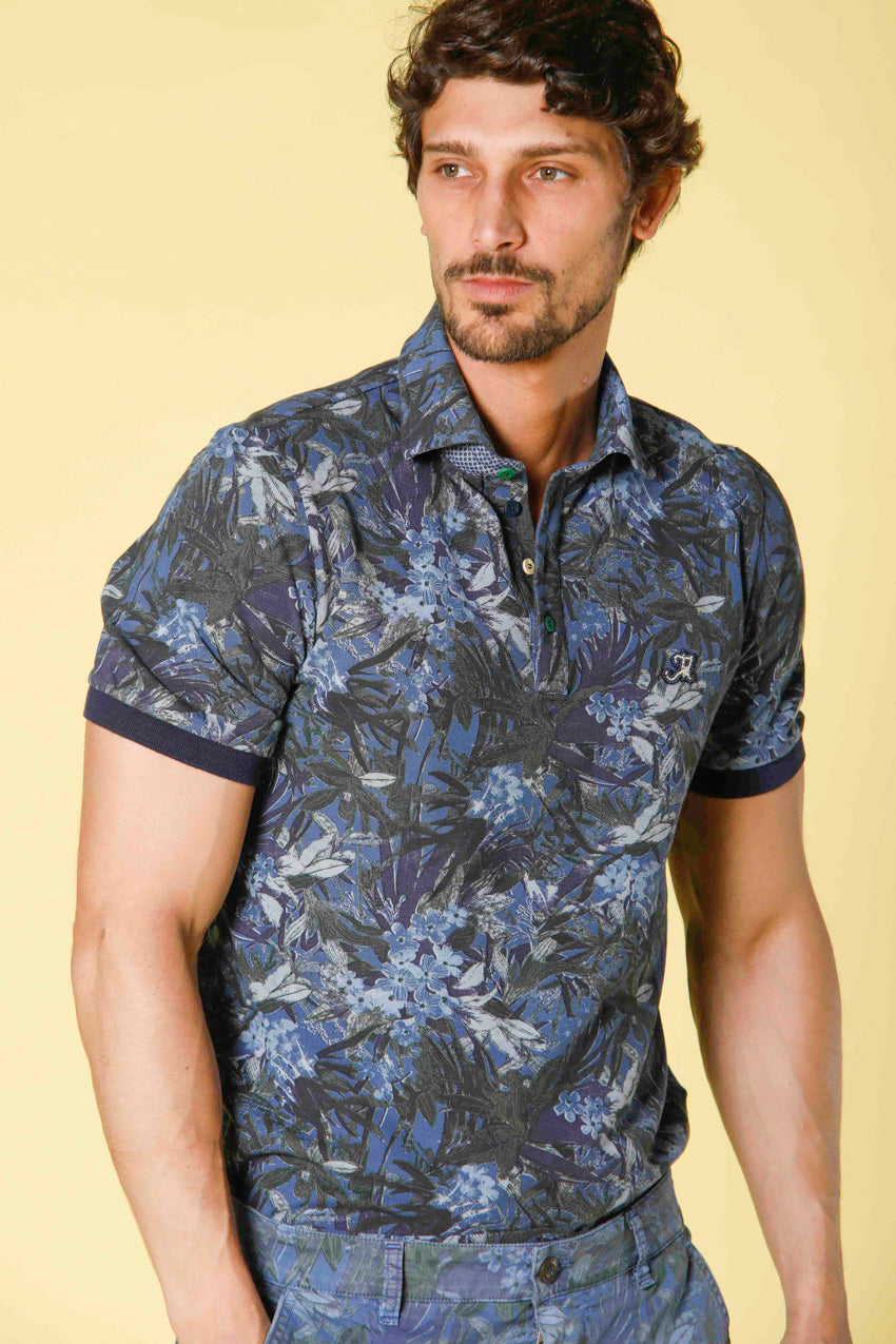 Immagine 1 di polo da uomo modello Print in piquet con pattern fiori verdi colore blue royal di Mason's