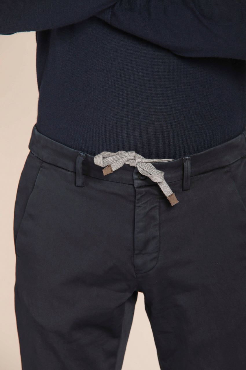 immagine 4 di pantalone chino uomo, modello Torino City String, tessuto travel di colore blu navy, fit slim di Mason's