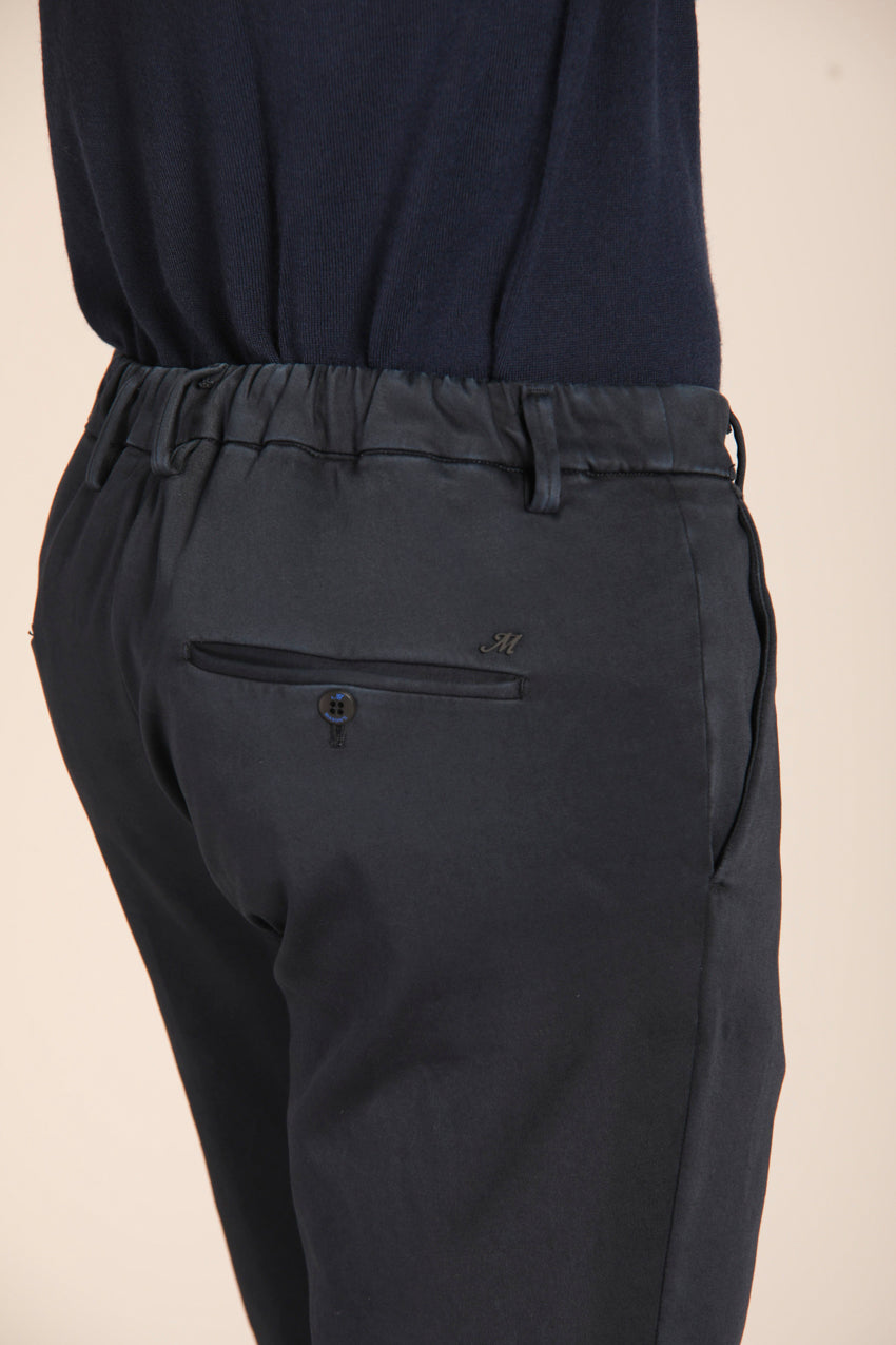 immagine 5 di pantalone chino uomo, modello Torino City String, tessuto travel di colore blu navy, fit slim di Mason's