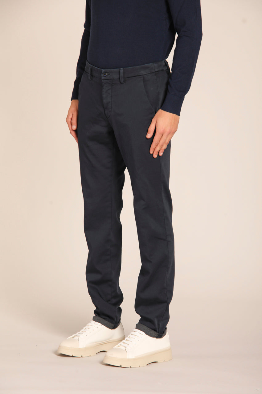 immagine 3 di pantalone chino uomo, modello Torino City String, tessuto travel di colore blu navy, fit slim di Mason's