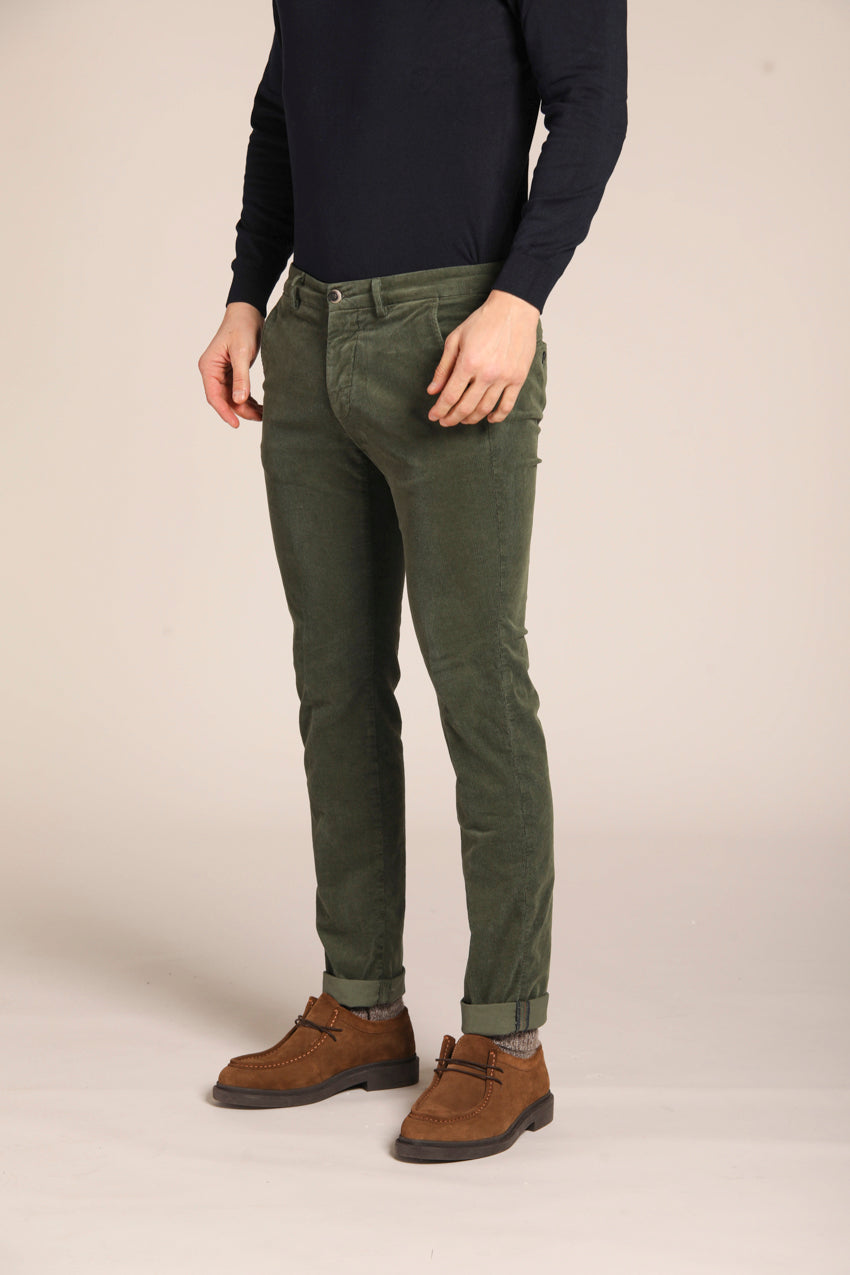 immagine 3 di pantalone chino uomo, modello Torino Style, in velluto di colore verde, fit slim di mason's