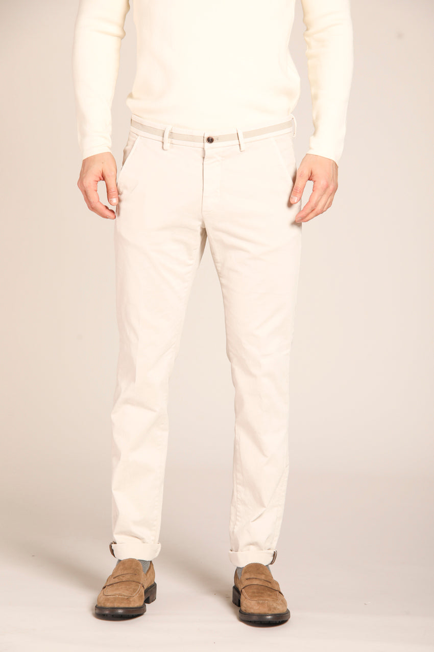 immagine 1 di pantalone chino uomo, modello Torino University, di colore stucco, fit slim di mason's