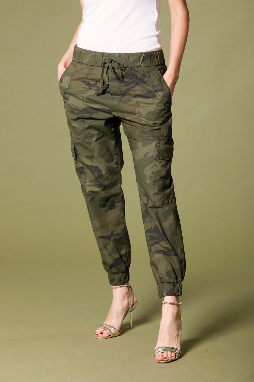 Immagine 1 di pantalone cargo jogger donna in tela verde con stampa camouflage modello Cargo Jogger di Mason's