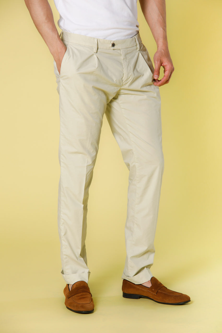 Immagine 1 di pantalone chino uomo in tela paracadute cotone e tencel colore verdino modello Genova Style di Mason's