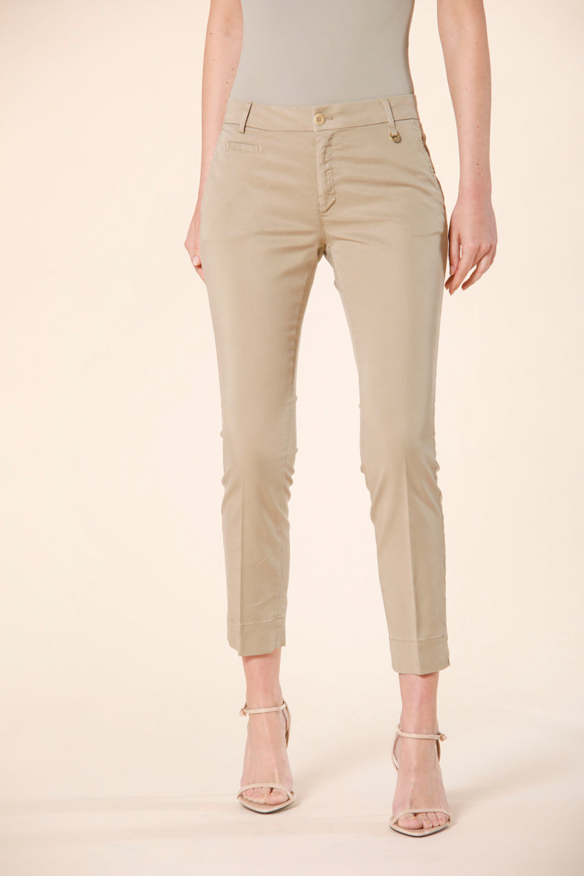 immagine 1 di pantalone chino capri donna in tencel con ricamo modello jaqueline curvie colore kaki curvy fit di Mason's 