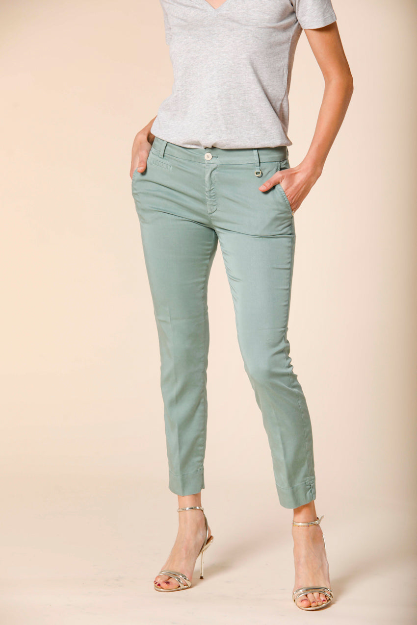 immagine 1 di pantalone chino capri donna in cotone stretch modello jaqueline curvie colore verde menta curvy fit di Mason's