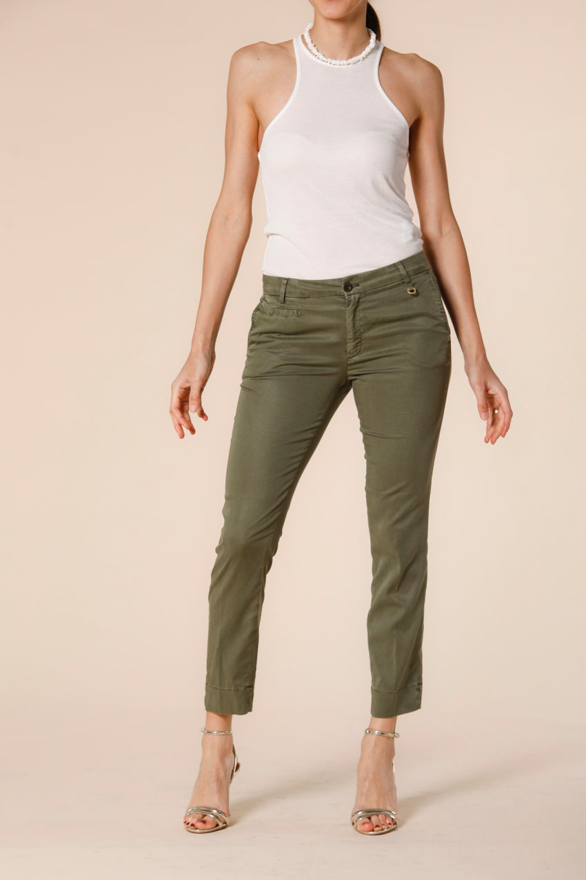 immagine 1 di pantalone chino capri donna in cotone stretch modello jaqueline curvie colore verde curvy fit di Mason's