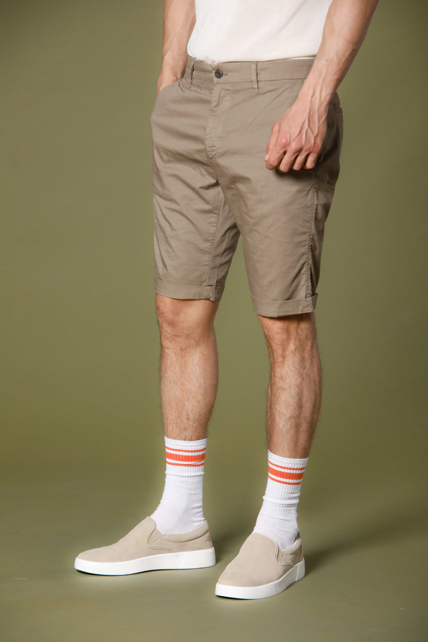 Image 1 du bermuda chino homme en gabardine stretch couleur stucco foncé modéle London par Mason's