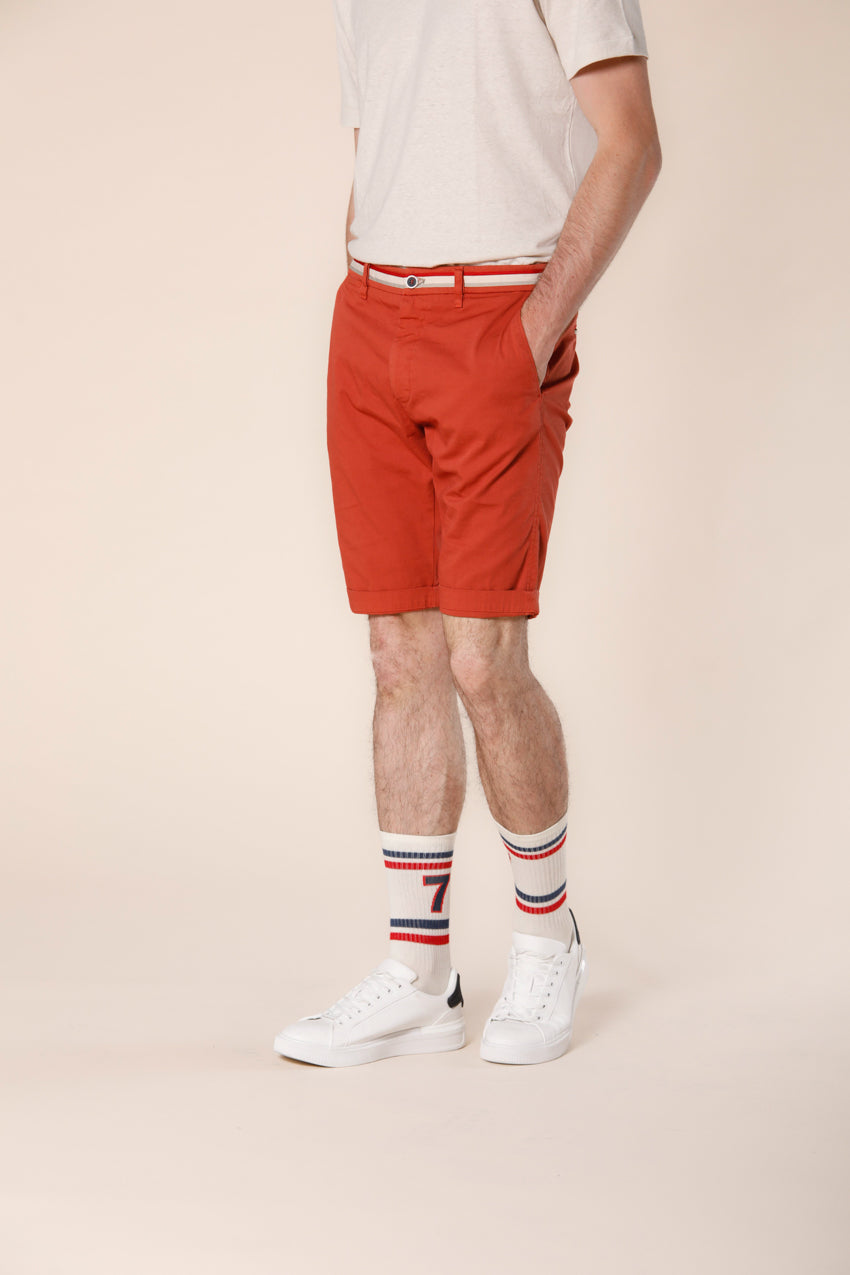 Image 1 du bermuda chino homme en satin stretch couleur corail modéle London Summer par Mason's