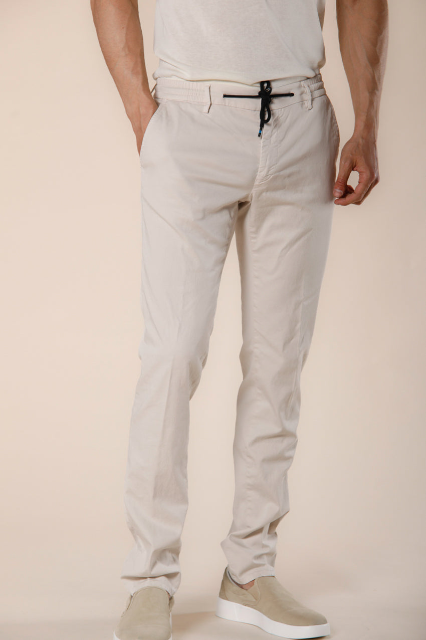 Immagine 1 di pantalone chino jogger uomo in cotone e tencel color stucco modello Milano Jogger di Mason's