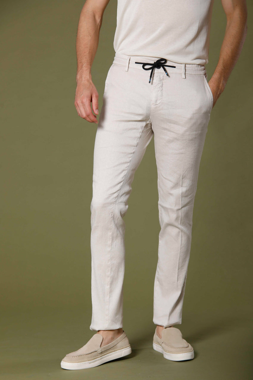 Immagine 1 di pantalone chino jogger uomo in lino e cotone color stucco modello Milano Jogger di Mason's