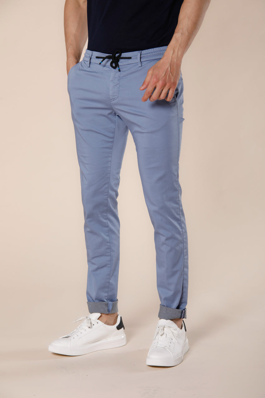 Immagine 1 di pantalone chino jogger uomo in raso tecno travel stretch azzurro modello Milano Jogger Travel di Mason's