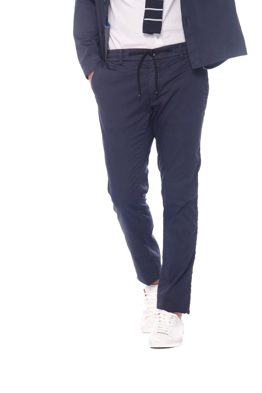 Immagine 1 di pantalone jogger uomo in raso tecno travel blu navy modello Milano Jogger Travel di Mason's