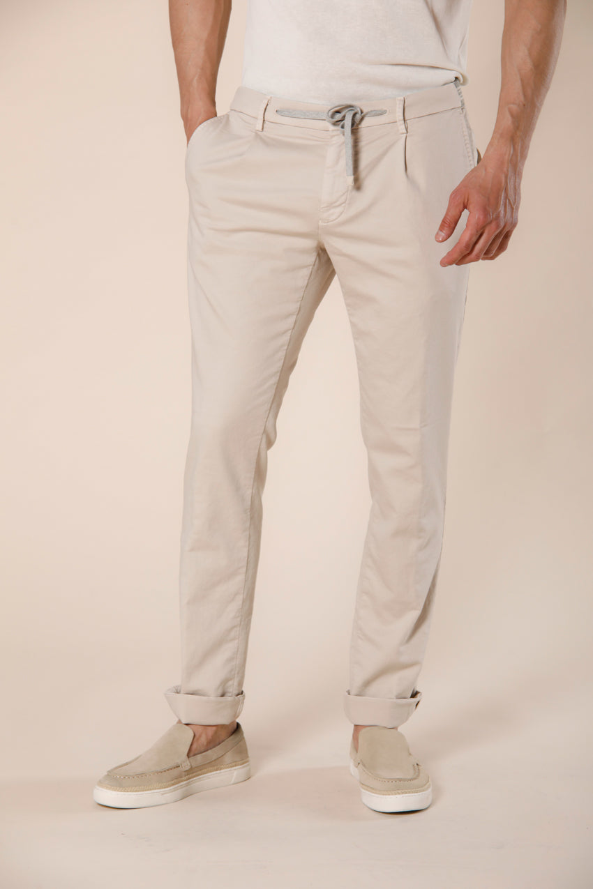 Immagine 1 di pantalone chino jogger uomo in jersey stretch color ghiaccio modello New York Golf 1 Pinces di Mason's 