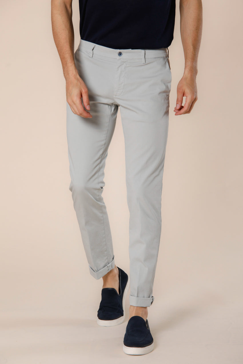 Immagine 1 di pantalone chino uomo in raso stretch celestino modello New York di Mason's