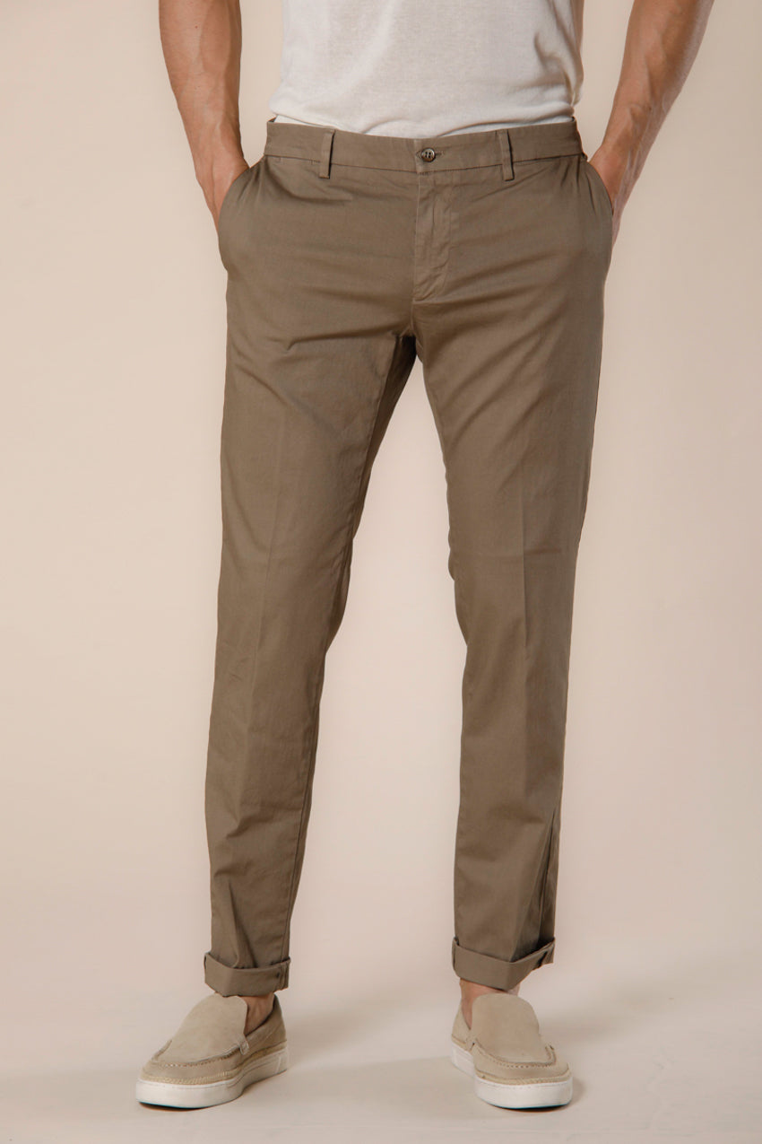 Immagine 1 di pantalone chino uomo in raso stretch color stucco scuro regular