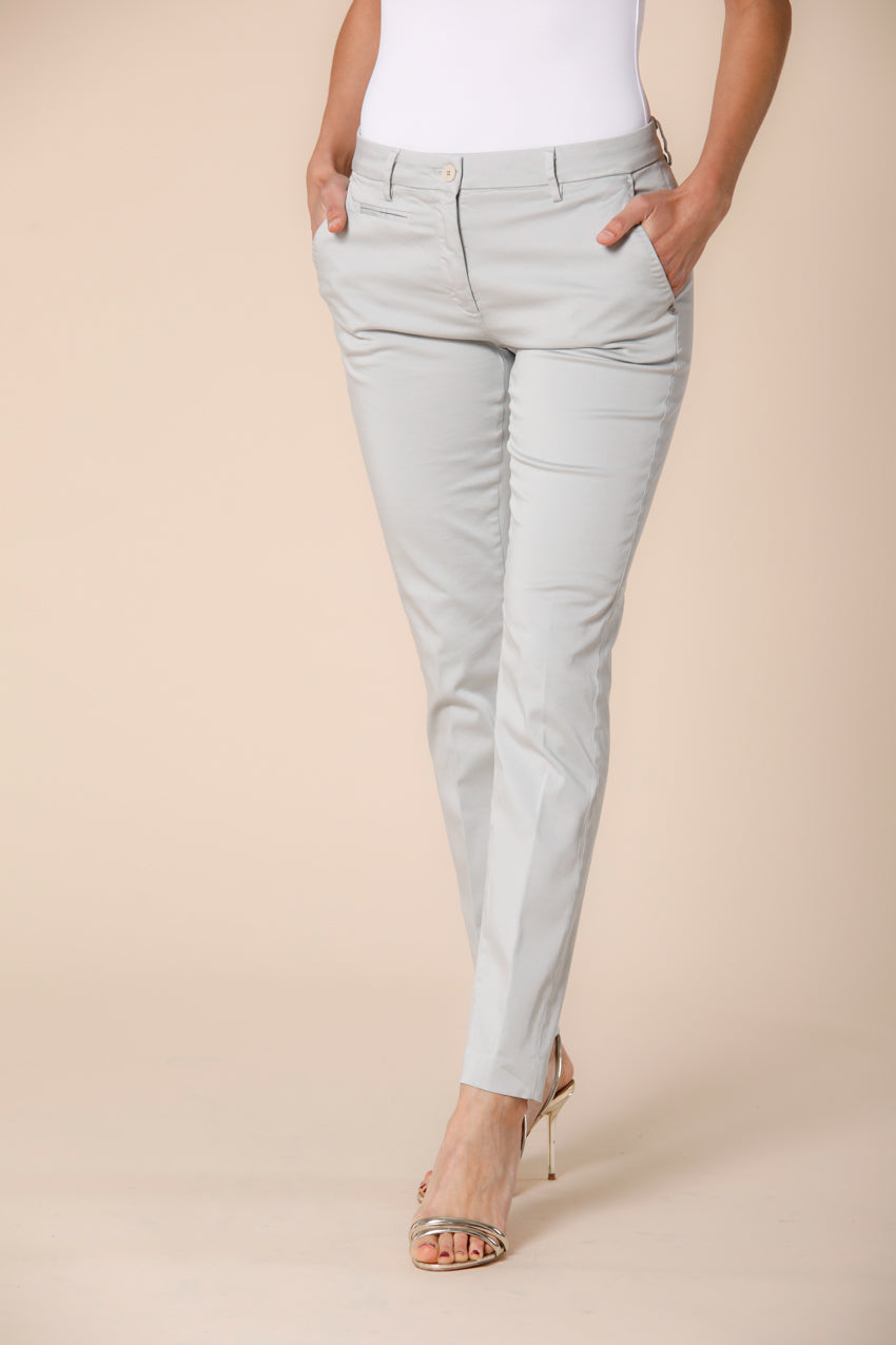 immagine 1 di pantalone chino donna in raso stretch modello new york slim colore celestino slim fit di Mason's 