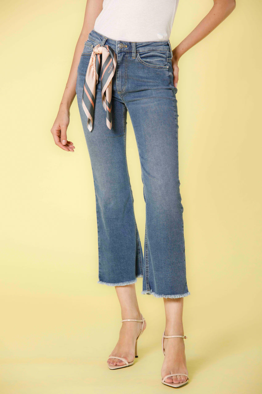 Bild 1 von Damen-5-Pocket-Hose in marineblau-Denim mit ausgestelltem Cropped Saum Modell Olivia von Mason's.