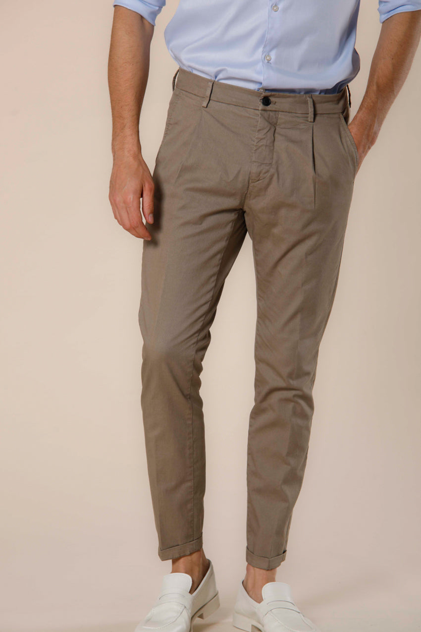 Image 1 du pantalon chino homme en coton et tencel stucco modéle Osaka 1 Pinces par Mason's