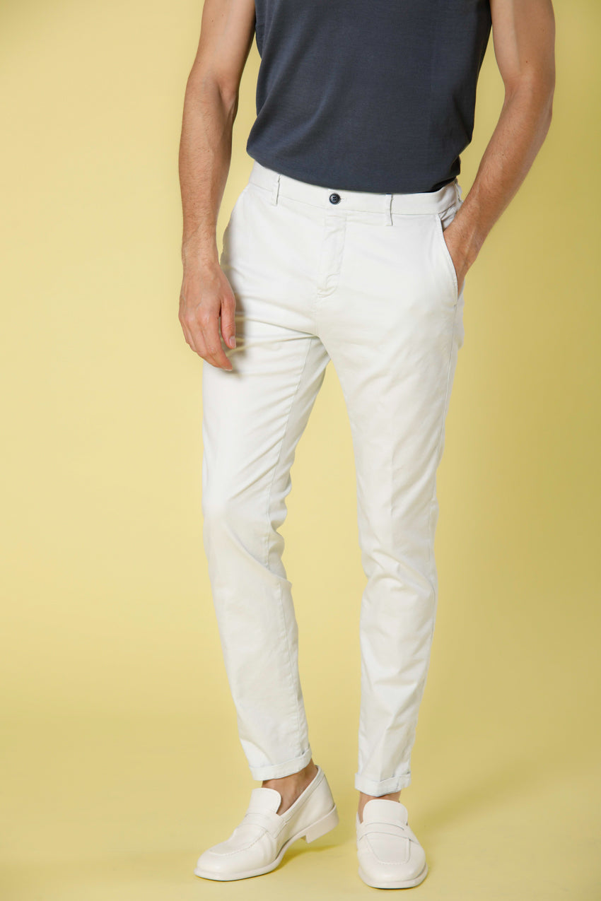 Immagine 1 di pantalone chino uomo in tricotina di cotone e tencel celestino in carrot fit modello Osaka Style di Mason's