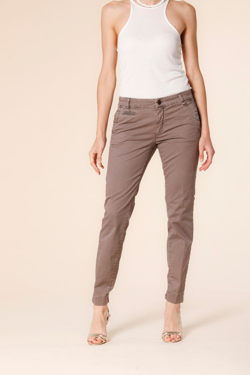 immagine 1 di pantalone chino donna in gabardina modello jaqueline archivio colore marroncino curvy fit di mason's