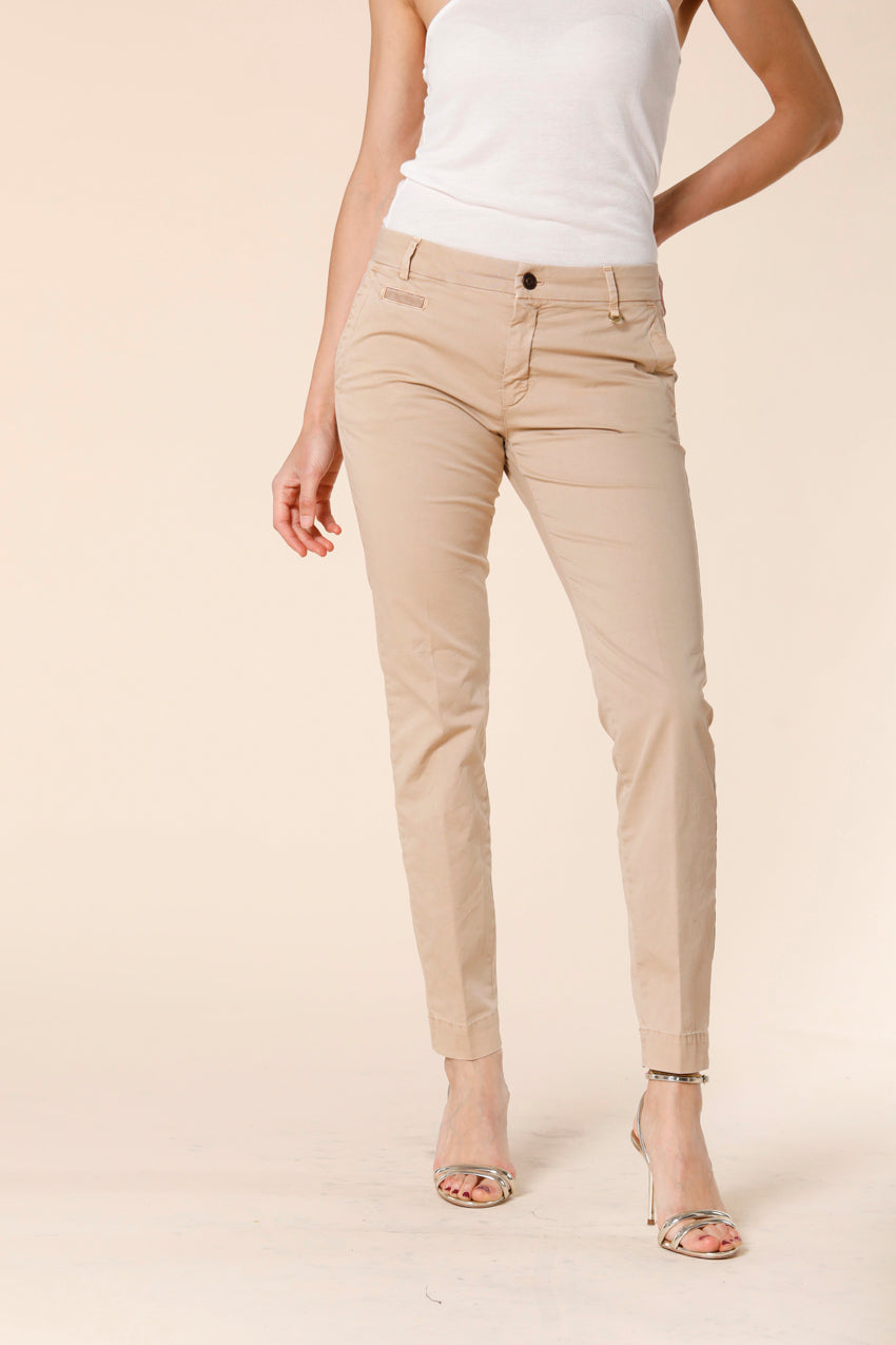 immagine 1 di pantalone chino donna in gabardina modello jaqueline archivio colore kaki scuro curvy fit di mason's