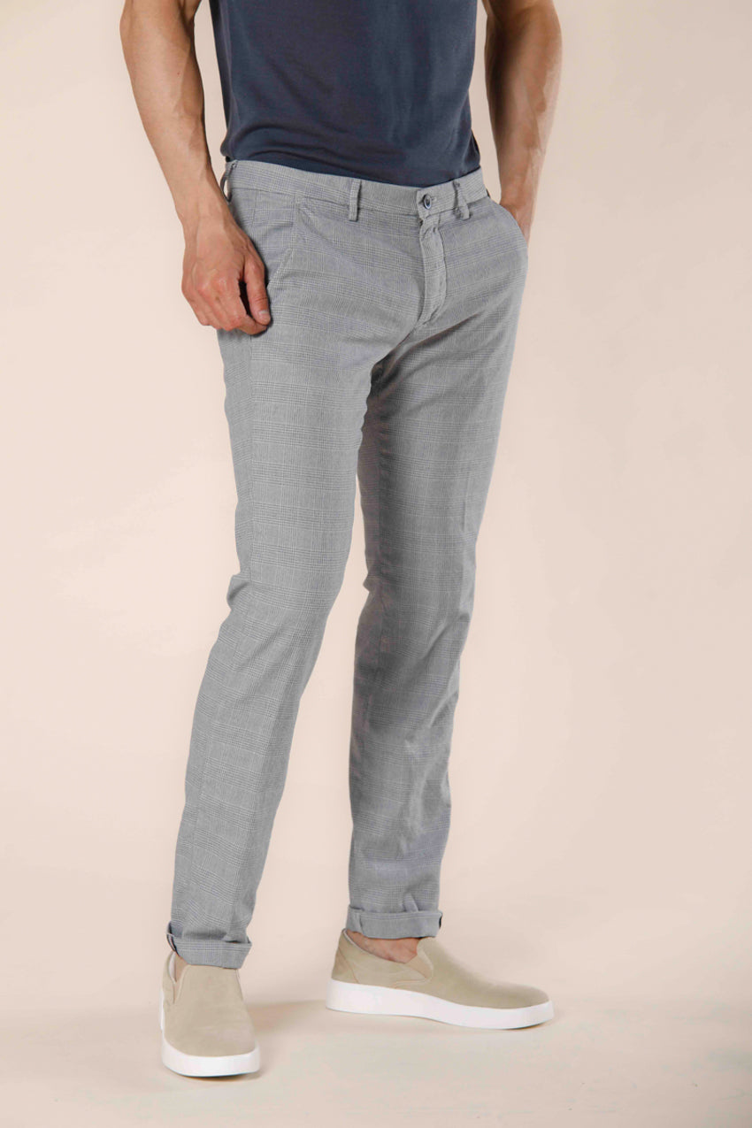 Image 1 du pantalon chino homme en coton gris clair avec motif Prince de Galles modéle Torino Style par Mason's