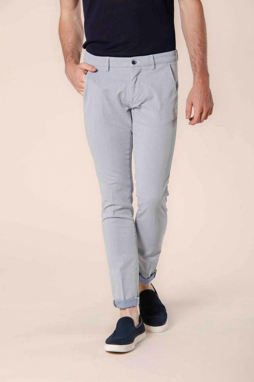 Immagine 1 di pantalone chino uomo in cotone jacquard color stucco con maglia filo blu modello Torino Style di Mason's