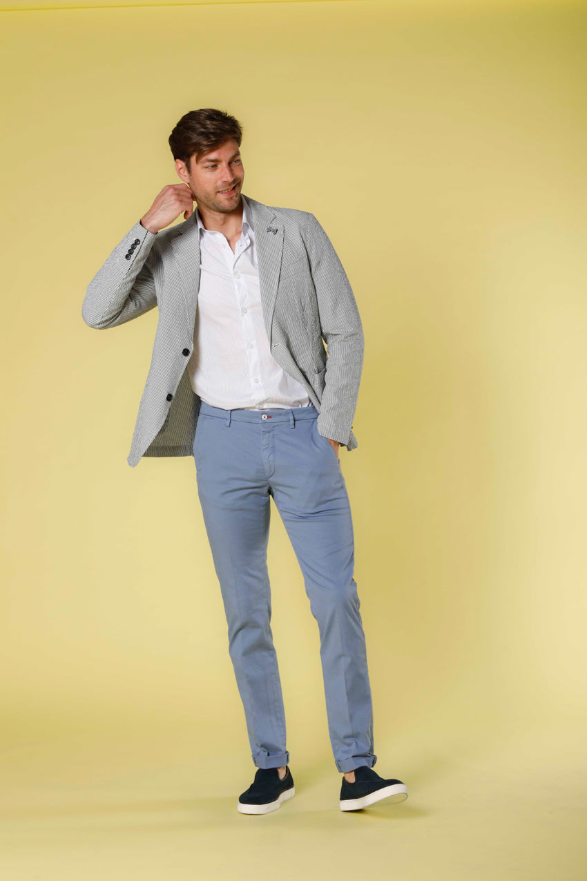 Immagine 2 di pantalone chino uomo in twill di cotone e tencel colore azzurro modello Torino Summer Color di Mason's