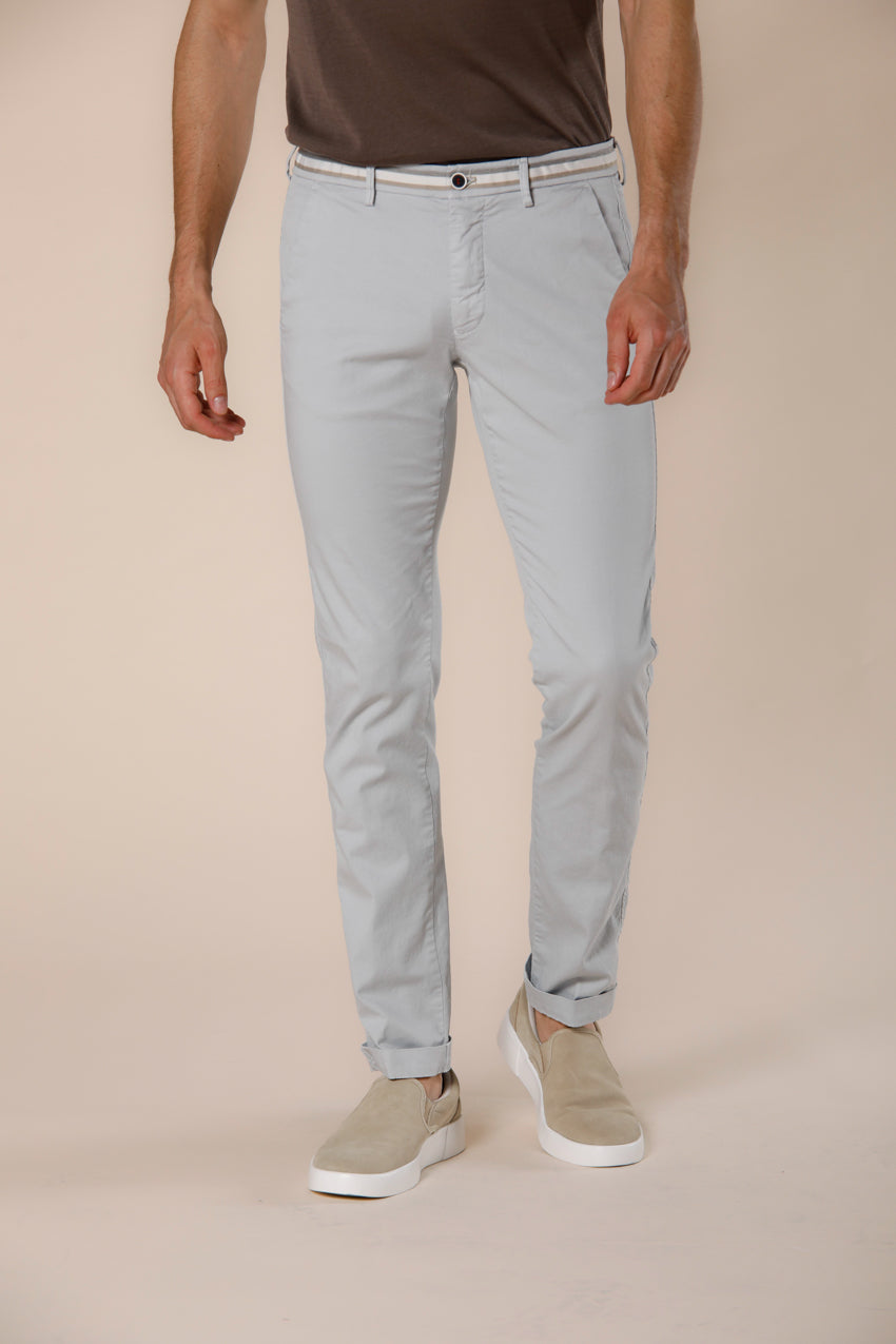 Image 1 du pantalon chino homme en coton et tencel gris claie avec rubans modéle Torino Summer par Mason's