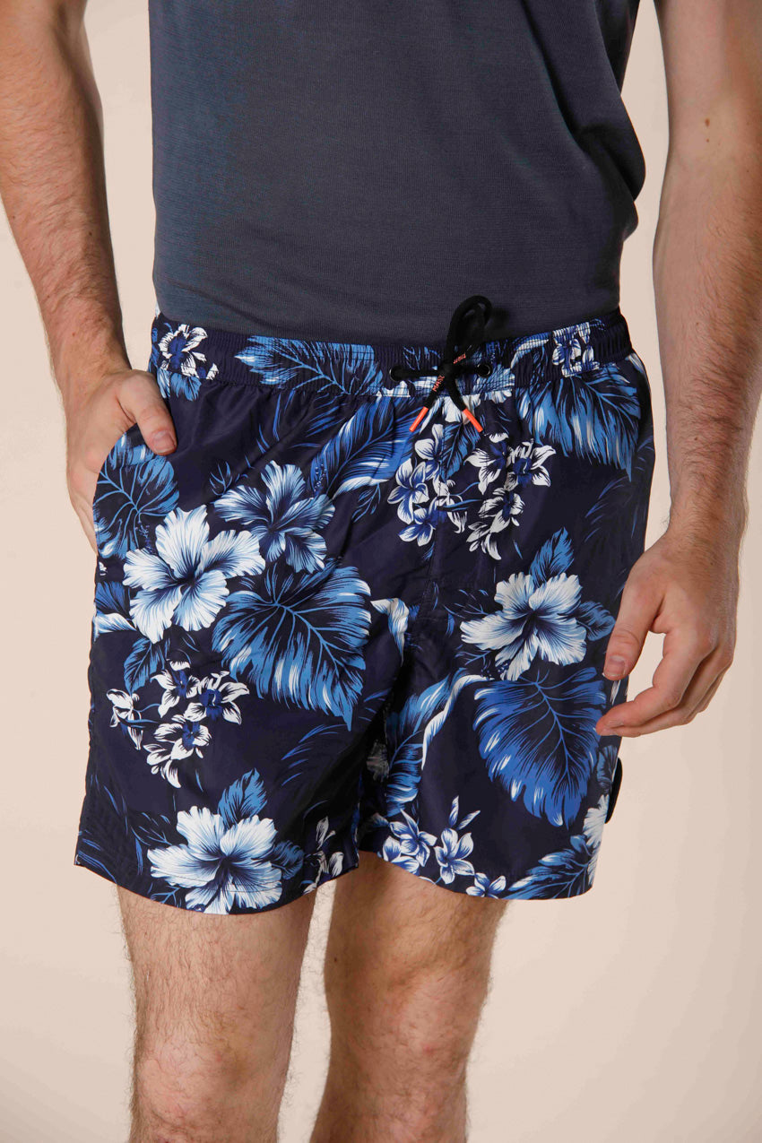 immagine 1 di costume da mare uomo in poliestere pattern fiori blu modello Versilia Beach colore blu scuro di Mason's 