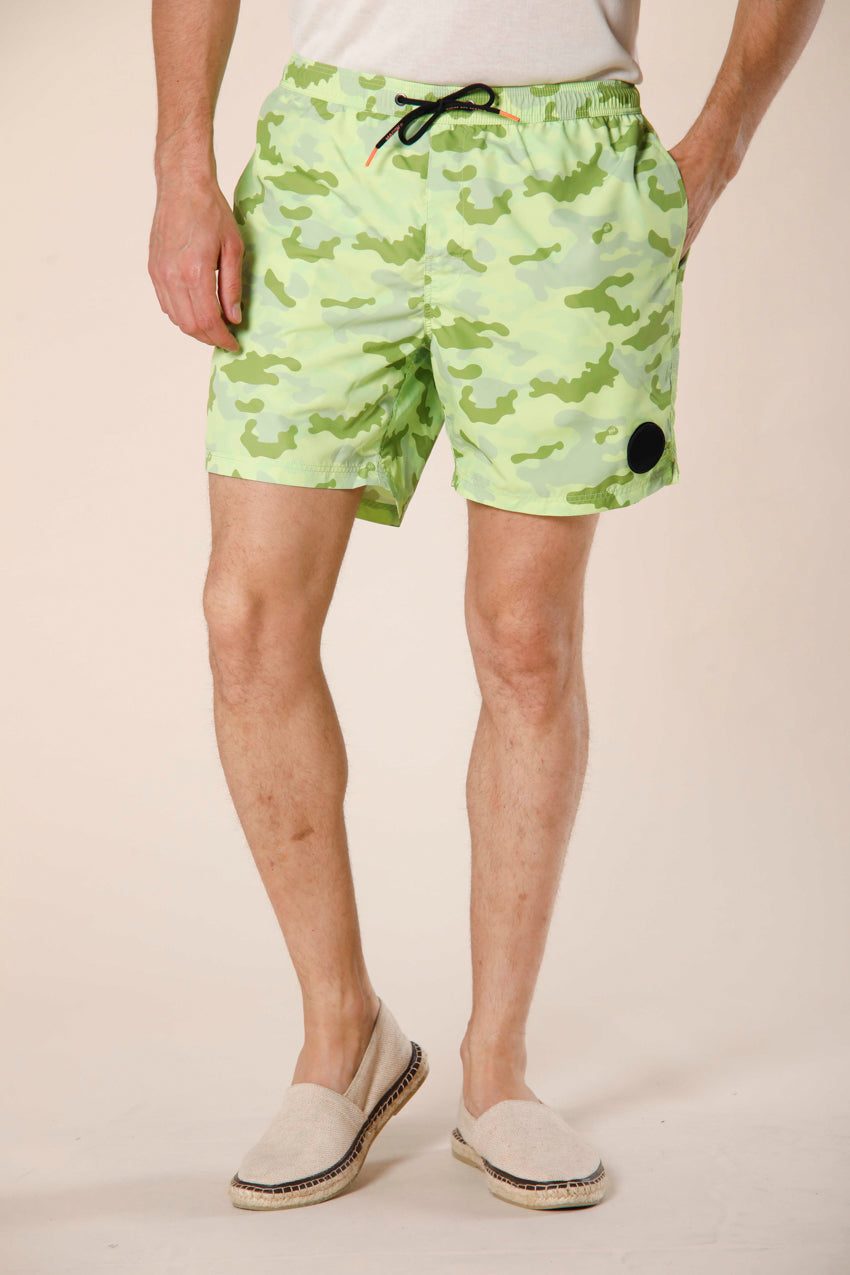 immagine 1 di costume da mare uomo in poliestere pattern camou fluo modello Versilia Beach colore giallo fluo di Mason's 