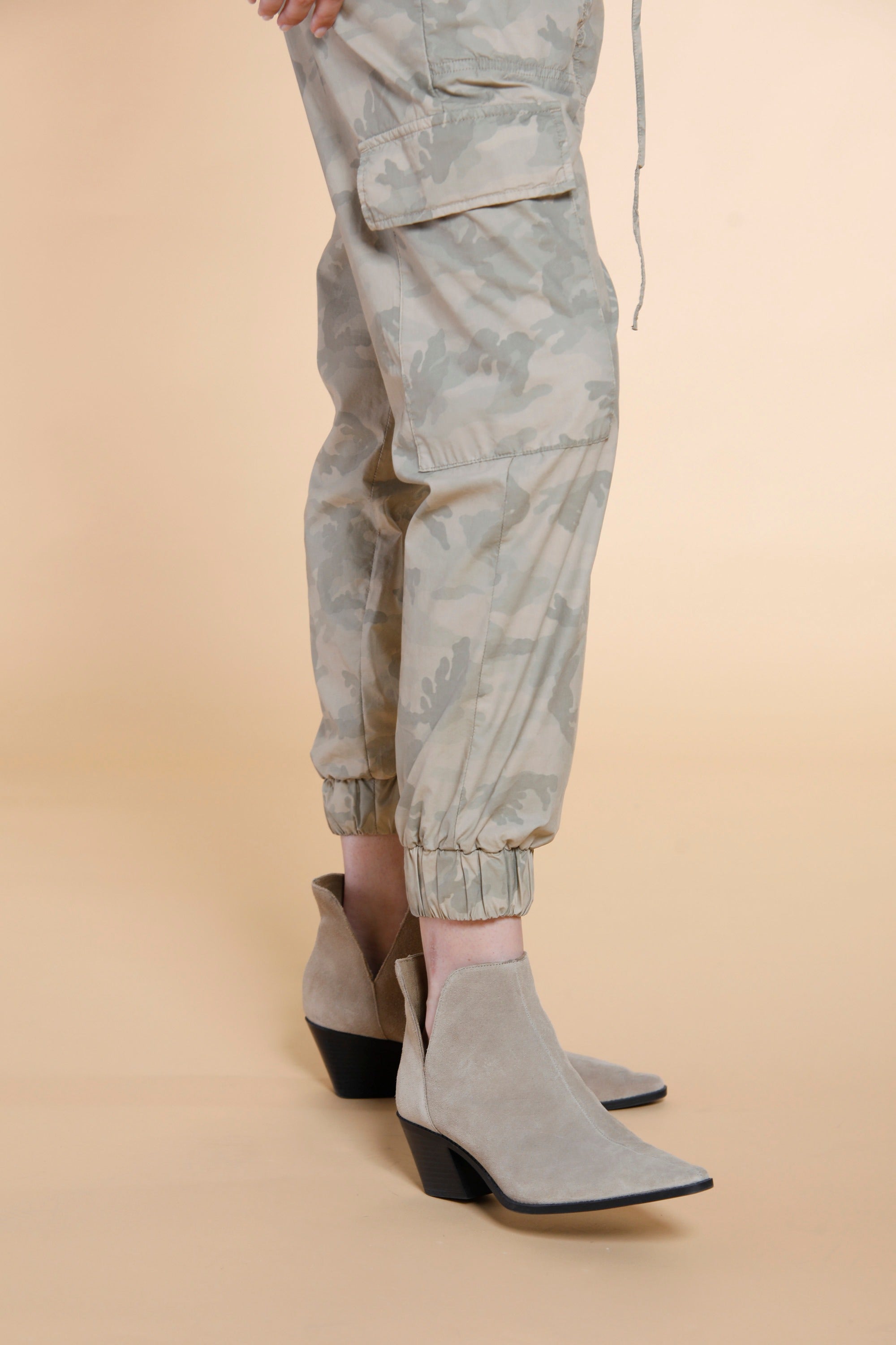 Cargo Jogger woman cargo pants in tencel with camouflage pattern relaxed