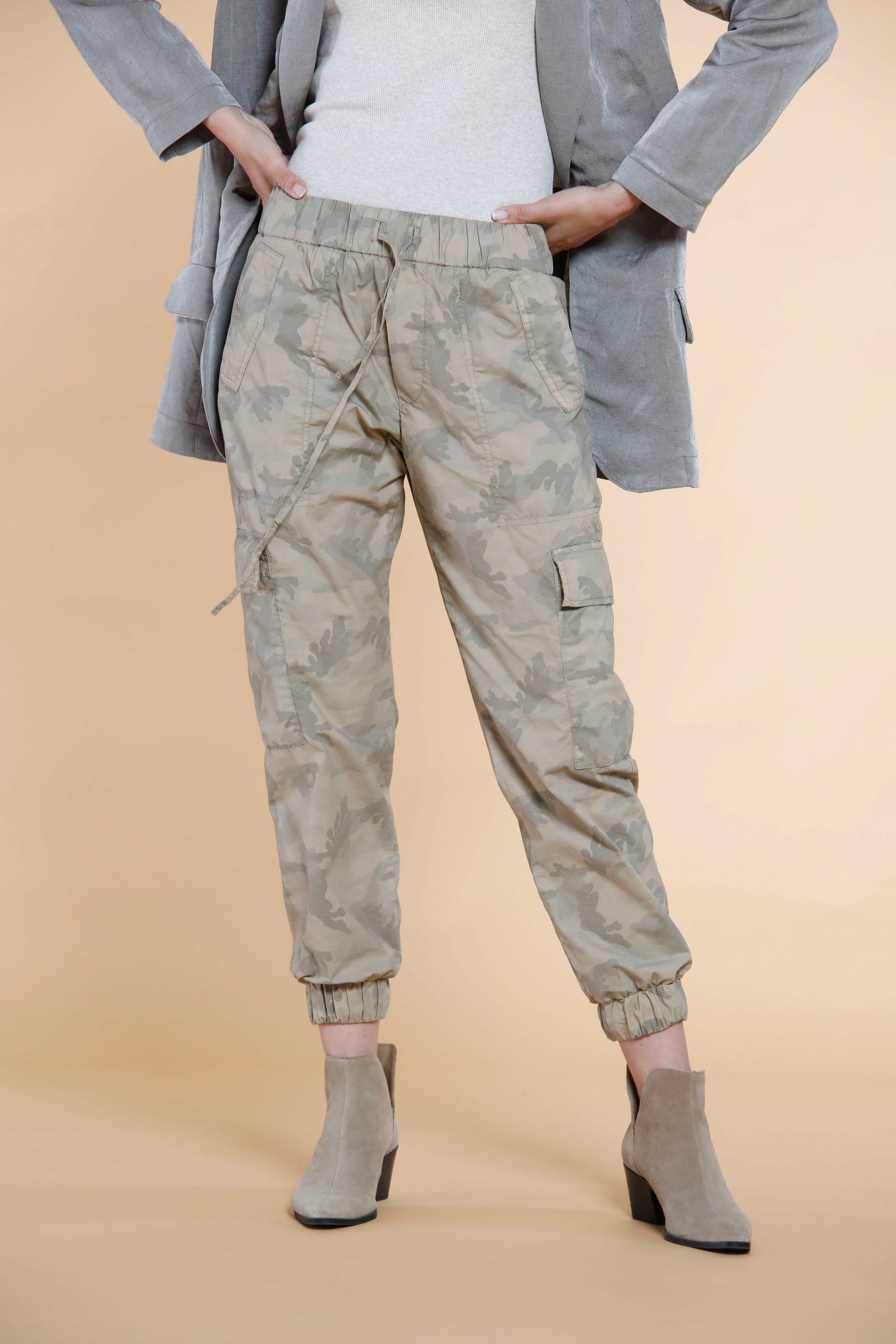 Cargo Jogger woman cargo pants in tencel with camouflage pattern relaxed