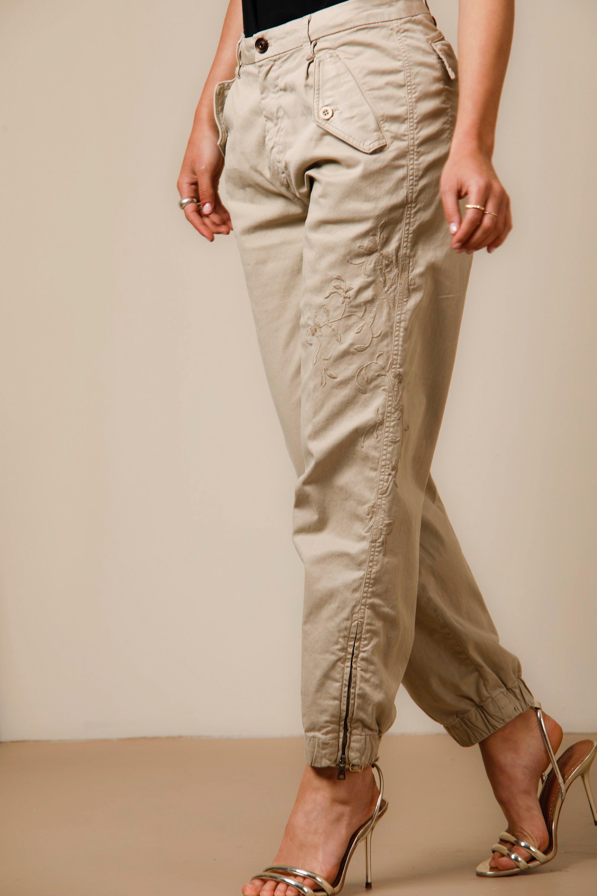 Evita pantalone cargo donna in cotone tencel con ricamo curvy