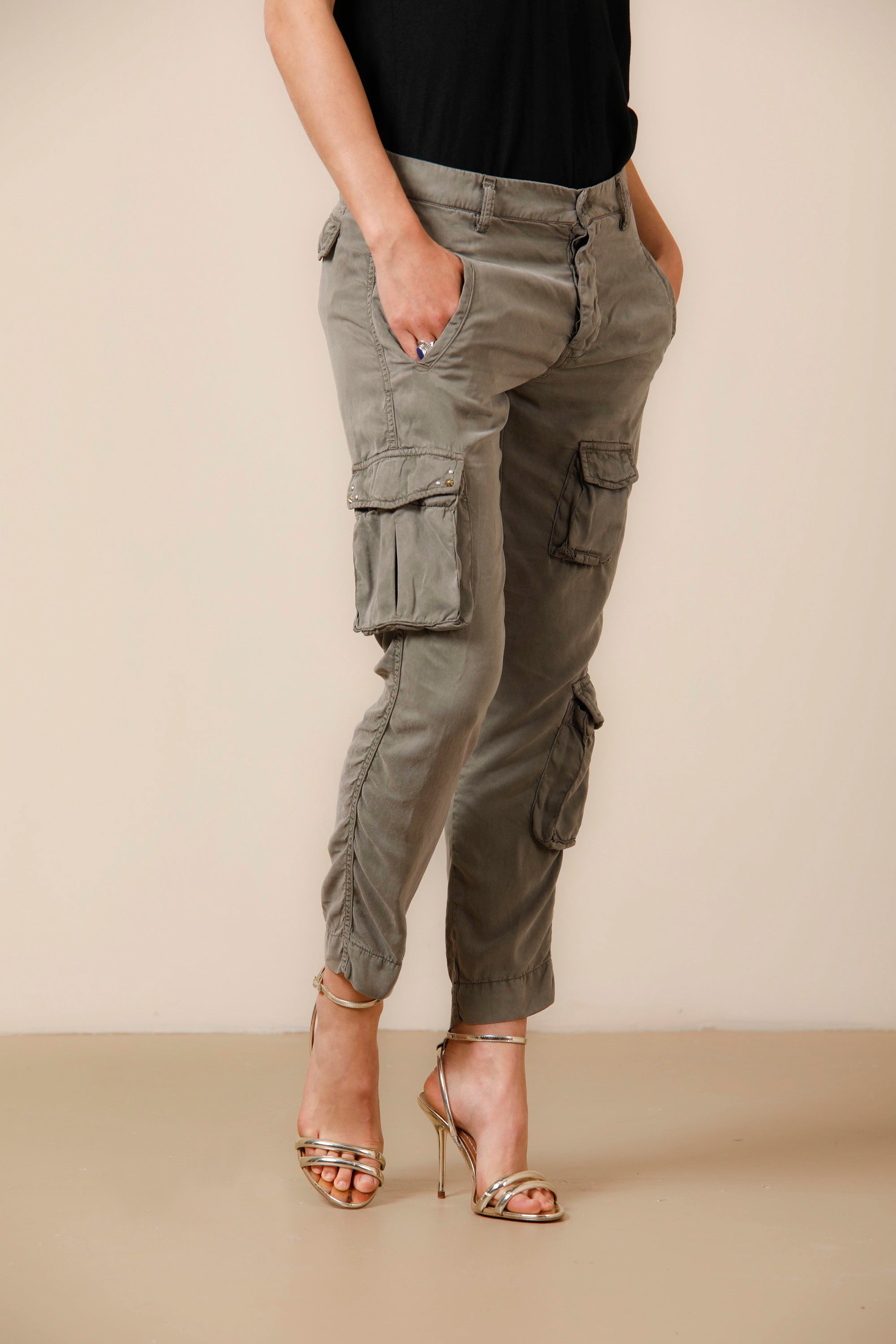 Asia Snake pantalone cargo donna in tencel con borchie relaxed