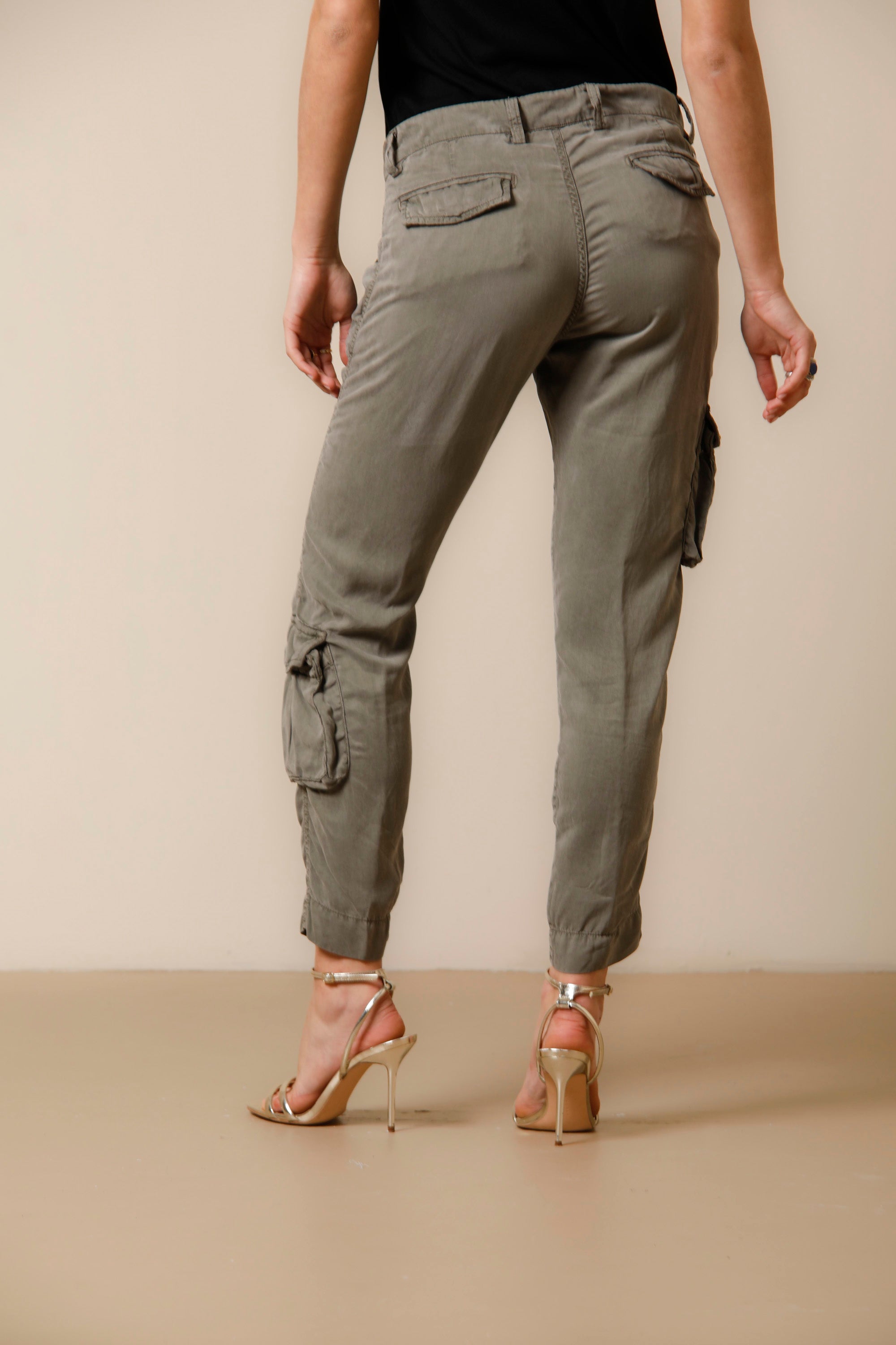 Asia Snake pantalone cargo donna in tencel con borchie relaxed