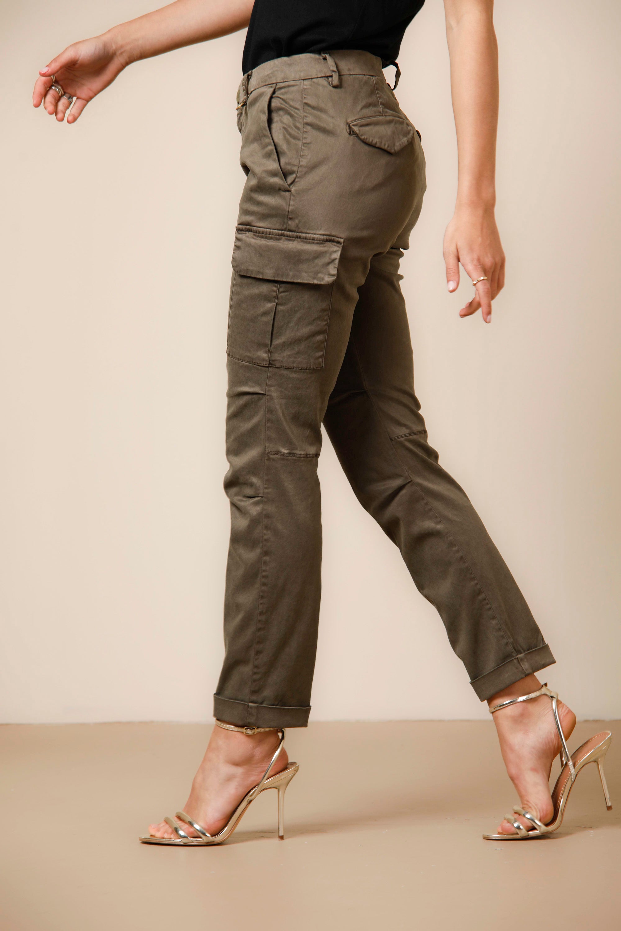 Chile City woman cargo pants in stretch satin icon washes curvy